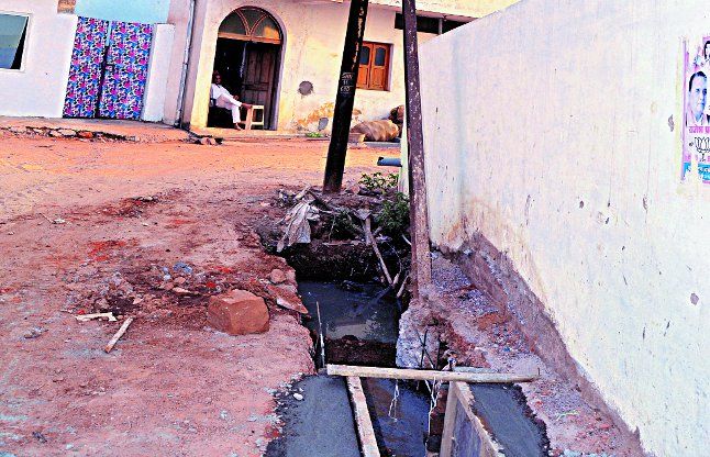 Electricity poles along the pit dug to drain बिजली खंभे किनारे नाली बनाने खोद दिए गड्ढे