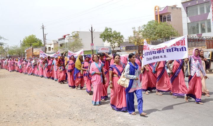 neemuch नारेबाजी कर लगाई कलेक्टोरेट की परिक्रमा