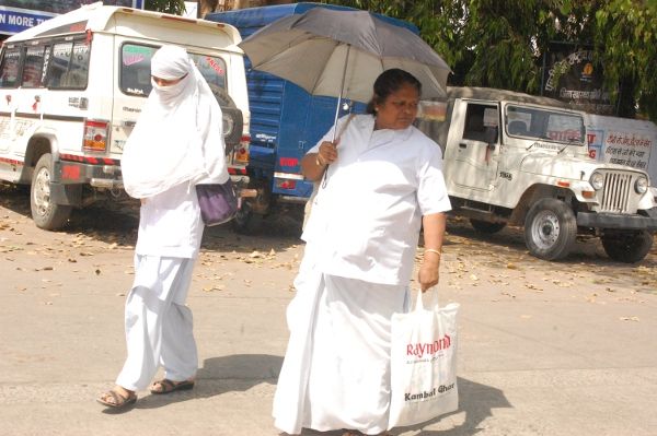 in burhanpur heat again today hear गर्मी का सितम, कोई छाते से बचा किसी ने बांधे स्कॉर्फ