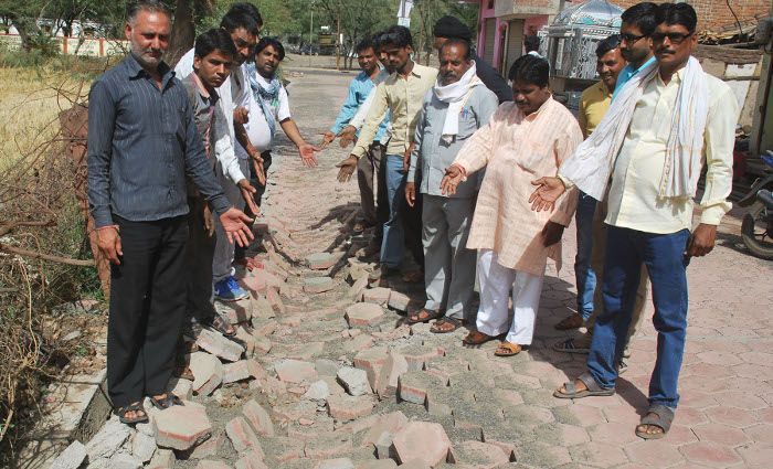 ashoknagar सात दिन में घटिया निर्माण से धंसक गए सड़क के पेवर्स ब्लाक