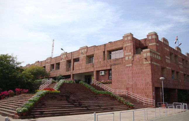 JNU लापता छात्र को लेकर जेएनयू में बवाल, वीसी और रजिस्ट्रार को बनाया बंधक