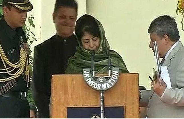 Mehbooba Mufti CM Of J&K J&K: पहली महिला मुख्यमंत्री के रूप में महबूबा मुफ्ती ने ली शपथ