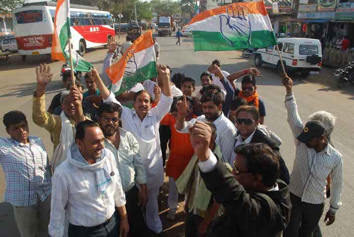 raisen कांगे्रसियों ने सरकार के खिलाफ की नारेबाजी