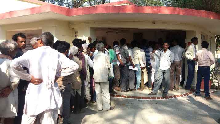 raisen शिविर में समस्या बताने लगी लंबी कतार