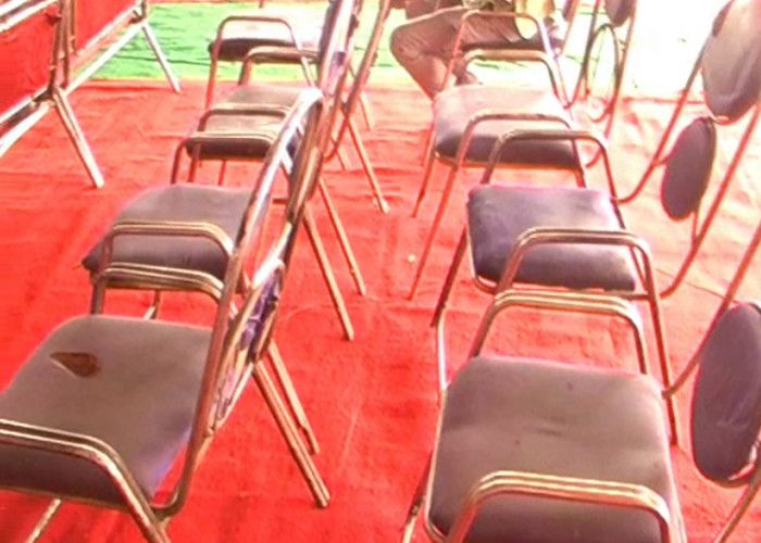 BJP Found भाजपा के स्थापना दिवस में कार्यकर्ताओं के लिये तरसी कुर्सियां