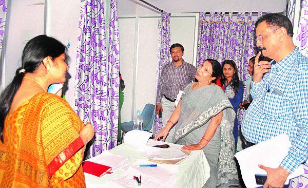 sehore सड़क पर हो गई प्रसूता की डिलेवरी और सिविल सर्जन को पता तक नहीं
