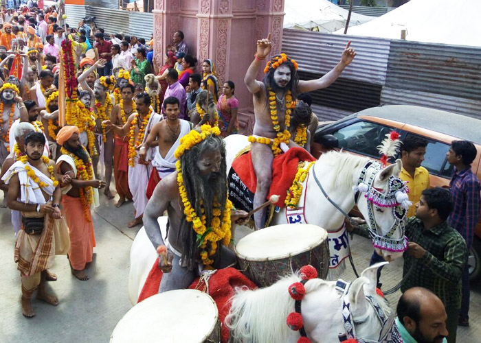   @SIMHASTHA: कुम्भ में ढोल-ताशों की धुन पर नाचते हुए पहुंचे नागा 