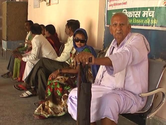 jhansi CM के आदेश हुए हवा हवाई, समय से कार्यालय नहीं पहुंचे अधिकारी
