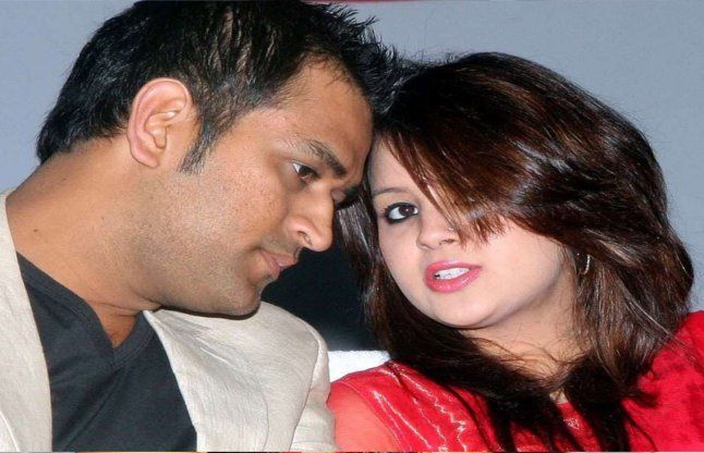 Dhoni आधी रात को सलमान खान से मिलने पहुंचे धोनी,साथ में थी साक्षी