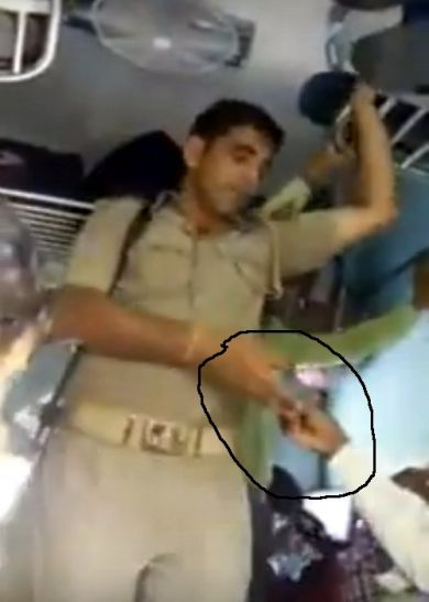 INDIAN RAILWAY - illegal recovery video viral of वायरल हुआ वसूली का वीडियो, प्रभु की रेल में एेसे लुटते हैं यात्री
