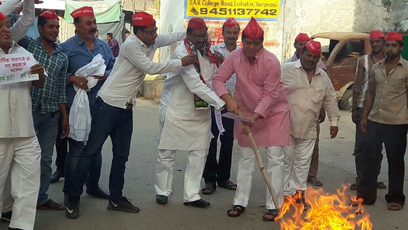bjp controversial poster, sp fire बीजेपी के विवादित पोस्टर पर काशी में कोहराम, यूपी के चीरहरण पर भड़की सपा