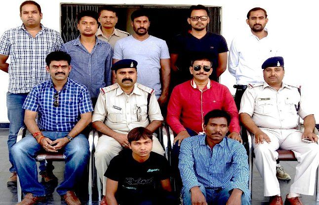 Accused in police custody डेढ़ वर्ष पूर्व कोर्ट से फरार 2 अपराधी तलवार लहराते गिरफ्तार