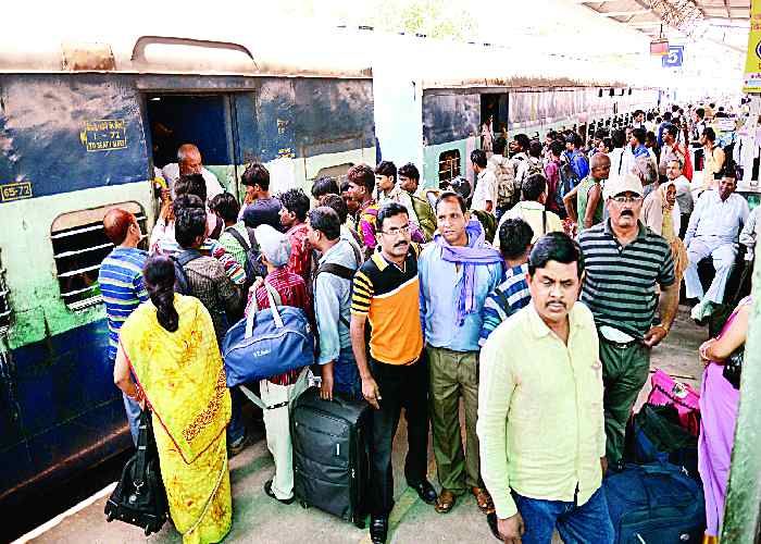 train ठसाठस चल रहीं यूपी-बिहार की ट्रेनें, सीट छोड़िए घुसना भी नामुमकिन