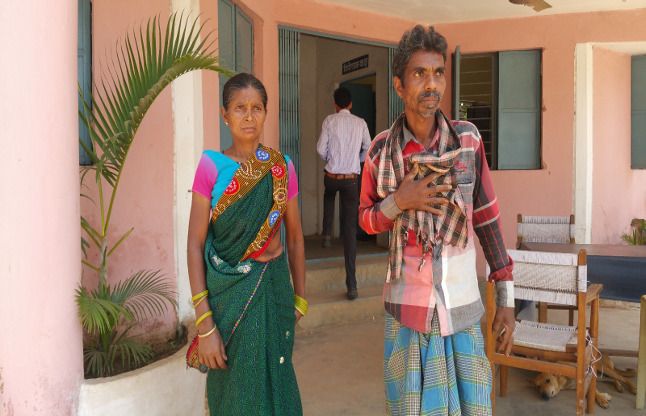 Accused of stealing timber वन रक्षकों ने बिमार जोड़ों से की मारपीट, पुलिस में की शिकायत