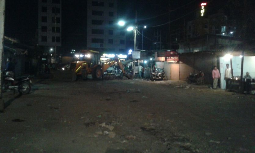 PatrikaLive #PatrikaLive : रात 11 बजे बस स्टैंड का एंट्री गेट जेसीबी से खोदा, बस ऑपरेटरों का विरोध