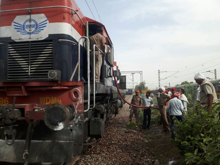 sabarmati express engine fire from short circuit बनारस में धड़ाम की आवाज के साथ साबरमती ट्रेेन के इंजन में आग