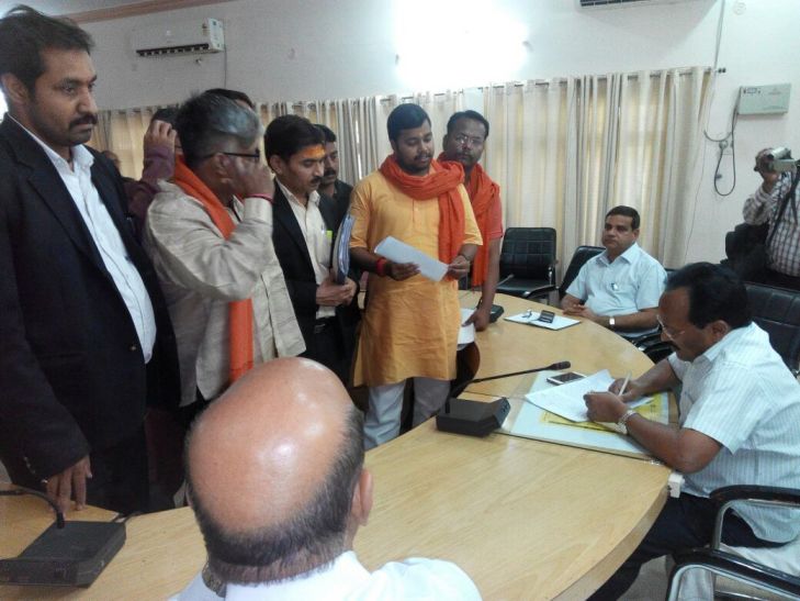 lawyers meet to dm for ban entry ghulam ali बनारस में गुलाम अली व पाकिस्तानी उच्चायुक्त के प्रवेश पर प्रतिबंध की मांग