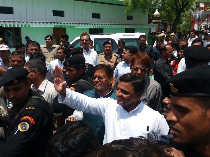 cm akhilesh arrived varanasi गंगा के बहाने मोदी पर साधा अखिलेश ने निशाना
