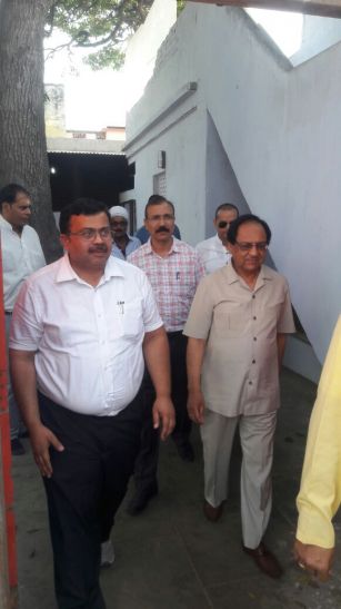 ghulam ali in sankat mochan mandir PAKISTANI गजल सम्राट गुलाम अली का विरोध कर रहे हिंदू युवा वाहिनी के कार्यकर्ता गिरफ्तार
