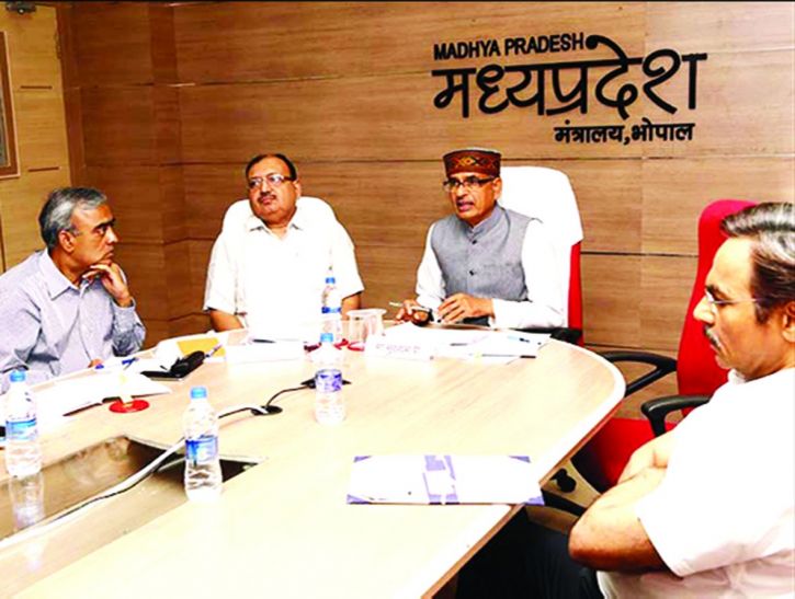 CM Shivraj singh वीडियो कॉन्फ़्रेंसिंग में CM से बोले अफसर- सर, चार लिखना भूल गया