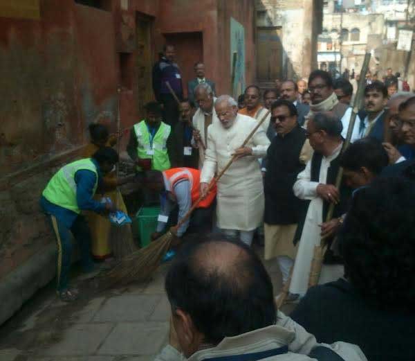 pm modi in varanasi (file foto) मोदी को प्रसन्न करने के लिए झाड़ू और भाजपाइयों का क्या है कनेक्शन, पढि़ए ये खबर