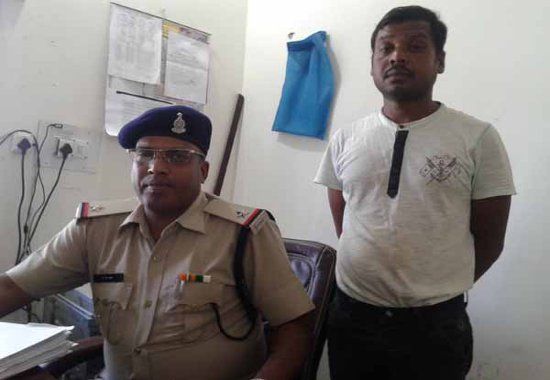 Accused in police custody सचिवालय का कर्मचारी बन नौकरी लगाने के नाम पर ठगी का मुख्य आरोपी गिरफ्तार