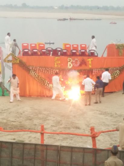 modi stage fire by electric short circuit मोदी की सुरक्षा में अखिलेश सरकार फेल