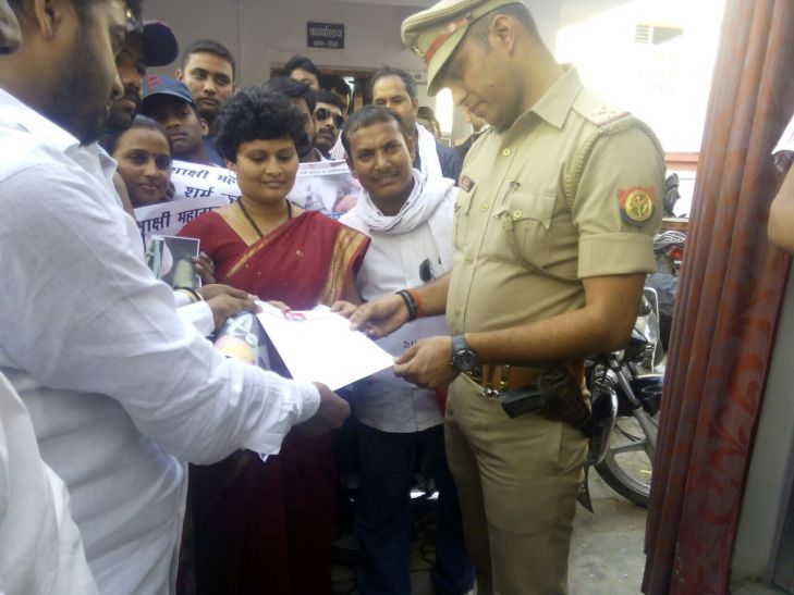 sp leaders with lanka police मोदी की लुटिया डुबाकर मानेंगे सांसद साक्षी महराज