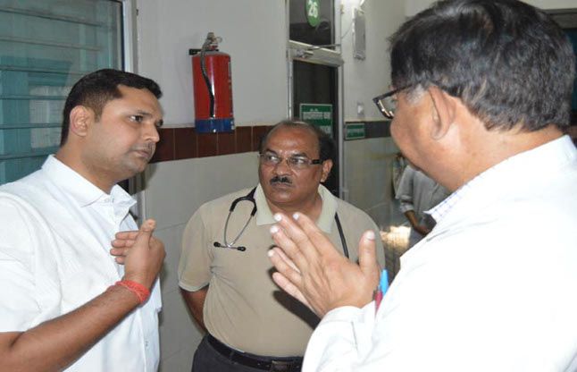 hospital to meet victims diarrhea डायरिया पीडि़तों से मिलने अस्पताल पहुंचे विधायक