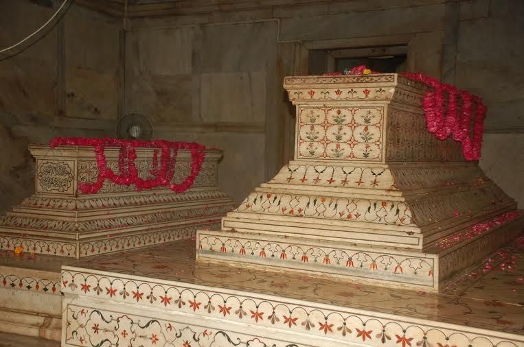 Real Tomb Of Shah Jahan In Taj Mahal Video - टूट रही है ...