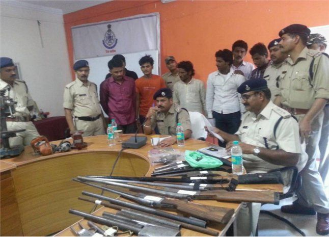 6 Arrested With Illegal Weapons Factory Sealed अव ध र प स चल रह थ हथ य र बन न क फ क ट र दर जन हथ य र सह त 6 ग रफ त र Patrika News