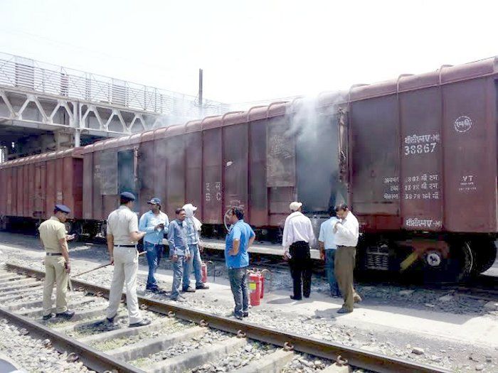 satna news Railway Yard satna: मालगाड़ी से उठा तेज धुआं, हड़कंप