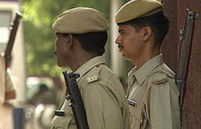 Bihar Police CO और दारोगा पर पेट्रोल डालकर जिंदा जलाने की कोशिश