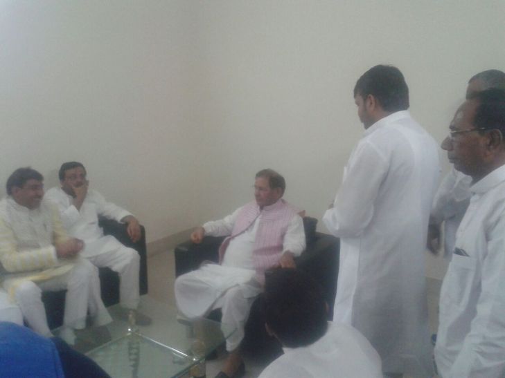 Sharad Yadav शरद यादव पहुंचे सर्किट हाउस, तैयारियों की समीक्षा की