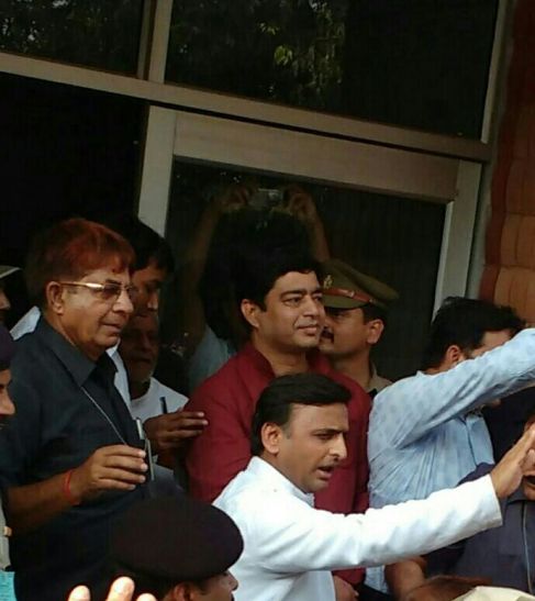 cm akhilesh yadav सपा में बगावत का बम, जानिए क्यों नाराज कार्यकर्ताओं ने लगाए अखिलेश के सामने नारे