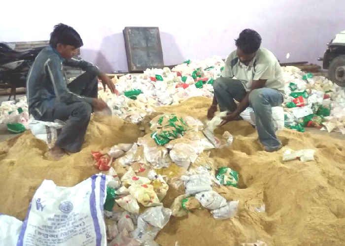 Poshan aahar jabalpur प्राइवेट गोदाम से 40 हजार किलो बच्चों का पोषण आहार जब्त