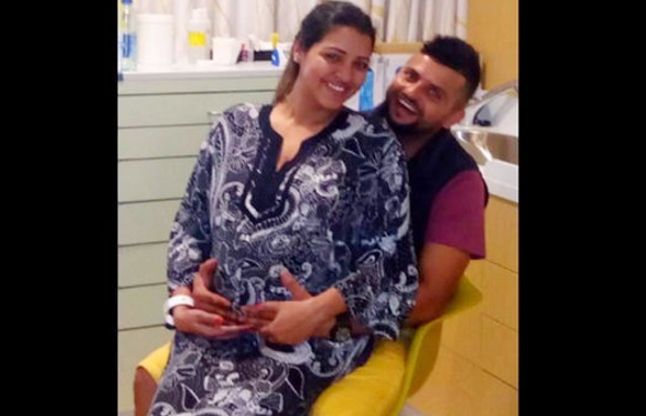 Suresh Raina Shares Sweet Photo With Pregnant Wife Priyanka प र ग न ट पत न क स थ र न न श यर क फ ट Gl क कप त न छ ड पह च ह ल ड Patrika News