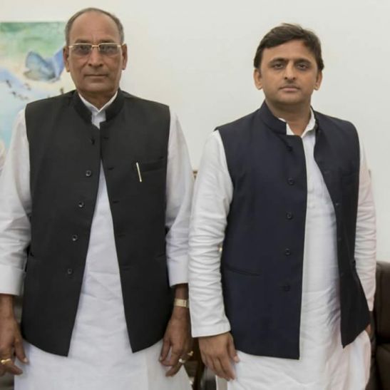 cm akhilesh and sateesh fauji BREAKING NEWS 46 लाख में बिकी थी बनारस सपा जिलाध्यक्ष की कुर्सी
