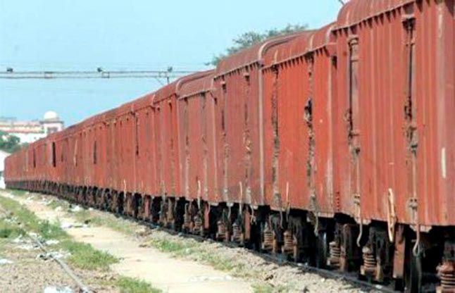 Howrah-Mumbai route stalled freight locomotive fai कटिहार में पटरी से उतरी मालगाड़ी, ट्रेन परिचालन बाधित
