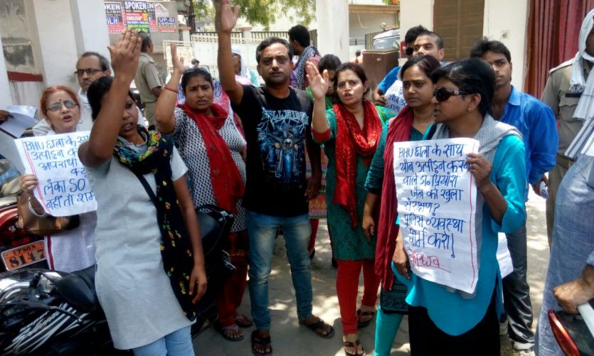protest march for bhu students बीएचयू के डाक्टर की गिरफ्तार की मांग को लेकर छात्राओं का मार्च