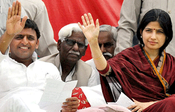 akhilesh- dimple आजमगढ़ के दंगों से बदल सकती अखिलेश की चुनावी फिजा