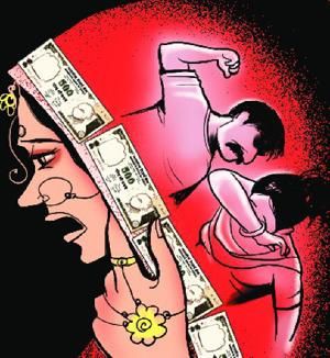 Dowry दहेज की लालच में बहू को चलती ट्रेन से फेका