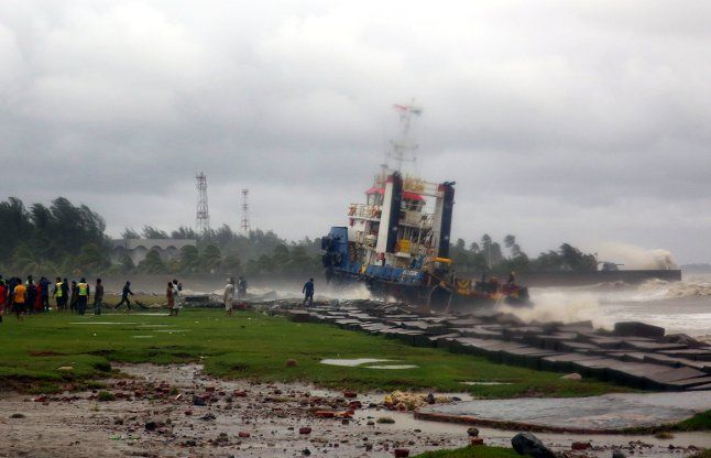 Cyclone Roanu batters Bangladesh बांग्लादेश में रोआनू तूफान का कहर, 24 की मौत, 5 लाख बेघर