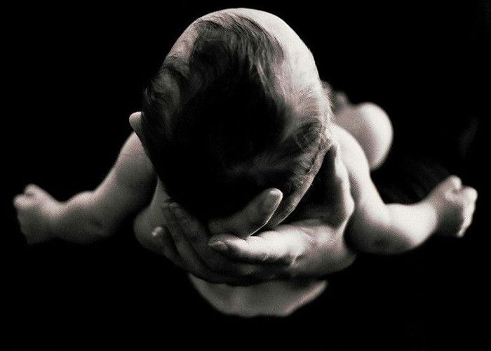 Newborn Baby नवजात को नोंचता रहा कौओं का झुंड, मुंह फेर आगे बढ़ गए लोग