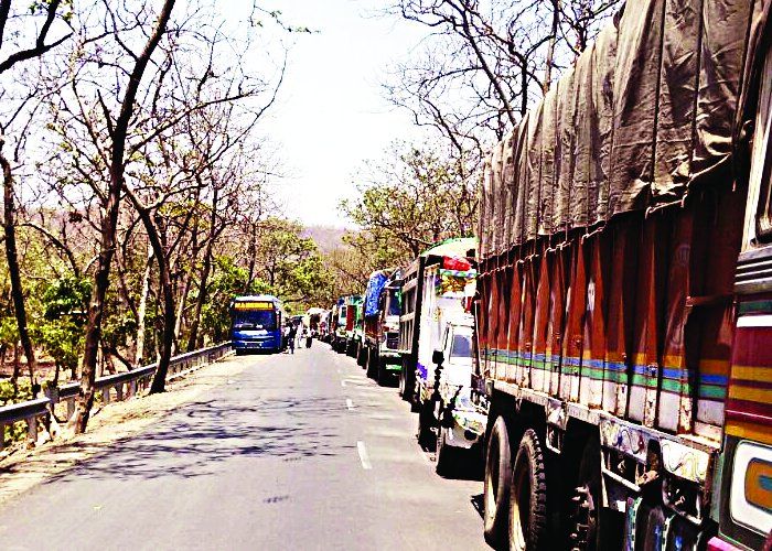 truck 50 घंटों तक लगा रहा इंदौर-बैतूल हाईवे पर जाम, 10 किमी लंबी लगी वाहनों की कतारें