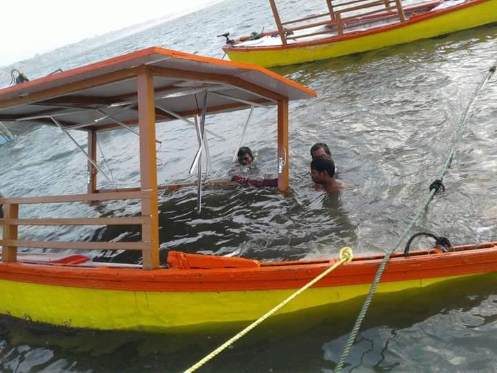 e boat in ganaga गंगा में डूबी पीएम मोदी की ई-बोट