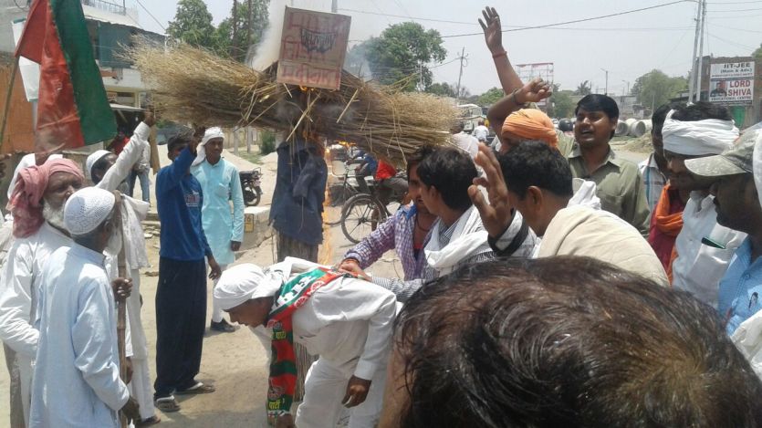 effigy by sp worker's पोस्टवार की जंग: मायावती का फूंका पुतला, विनीत के खिलाफ नारेबाजी