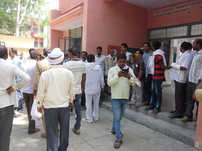 protest नहीं मिली दवा, अस्पताल में तड़पकर मर गया घायल