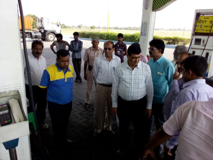 Petrol pump एसडीएम चंदौली का पेट्रोलपम्पों पर छापेमारी