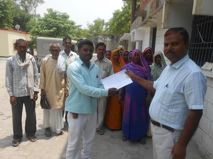 village protesters मुलायम के संसदीय क्षेत्र में टूटता लोहिया का सपना